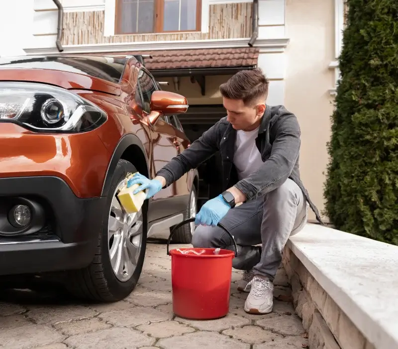 Lavage auto à domicile Saint-André-en-Morvan : professionnel intervenant sur un véhicule